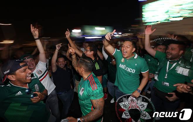 2022 카타르 월드컵 에서 멕시코를 응원하는 열성 팬들 2022.11.20/뉴스1 ⓒ News1 이동해 기자
