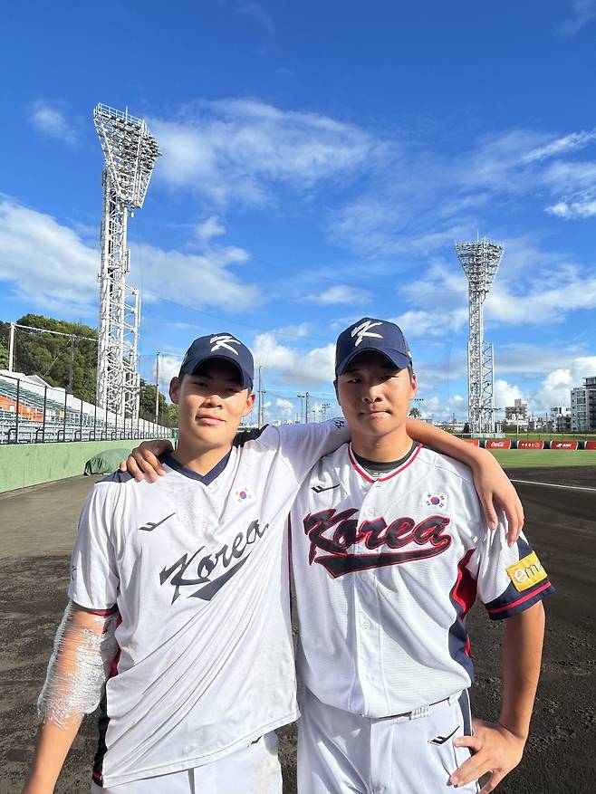 U18 야구대표팀 투수 김요엘(왼쪽)과 박지성. (대한야구소프트볼협회 제공)