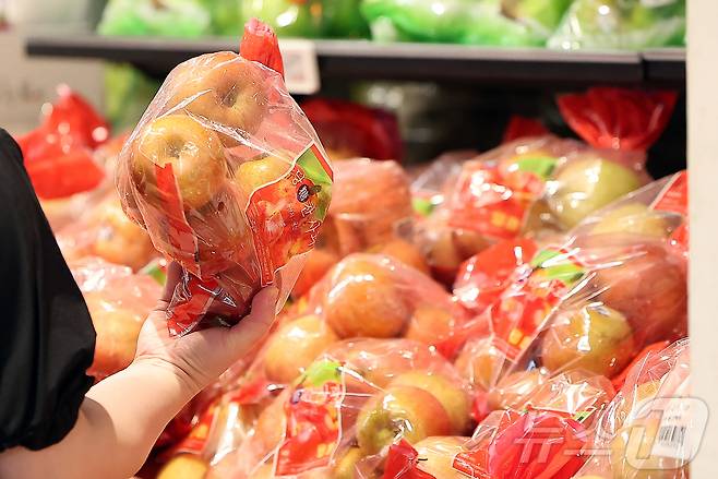 서울 시내 한 대형마트에서 시민이 사과를 고르고 있다.ⓒ News1 김진환 기자