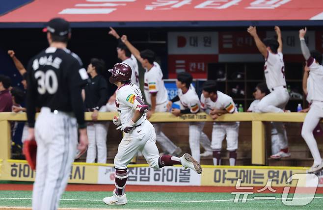 9일 오후 서울 구로구 고척스카이돔에서 열린 프로야구 '2025 신한 SOL뱅크 KBO 리그' LG 트윈스와 키움 히어로즈의 경기, 2-2로 팽팽히 맞선 4회말 키움 공격 1사 1,3루 상황에서 임지열이 역전 3점 홈런을 쏘아올린 후 다이아몬드를 돌고 있다. 2025.9.9/뉴스1 ⓒ News1 오대일 기자