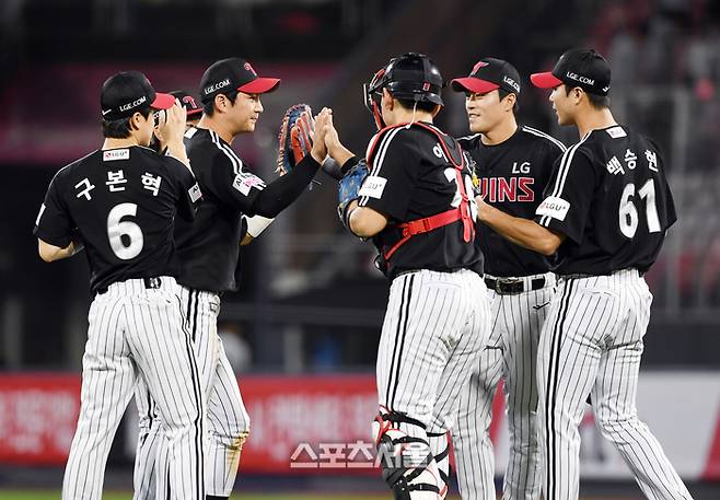 LG 선수들이 12일 수원 KT위즈파크에서 열린 2025 KBO리그 KT와 경기에 11-2로 승리한 뒤 항이파이브를 나누고 있다. 수원 | 박진업 기자 upandup@sportsseoul.com