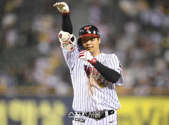 LG 문보경이 7일 서울 잠실구장에서 열린 2025 KBO리그 두산과 경기 7회말 1사1루 우전안타를 친 후 세리머니를 하고 있다. 잠실 | 최승섭기자 thunder@sportsseoul.com