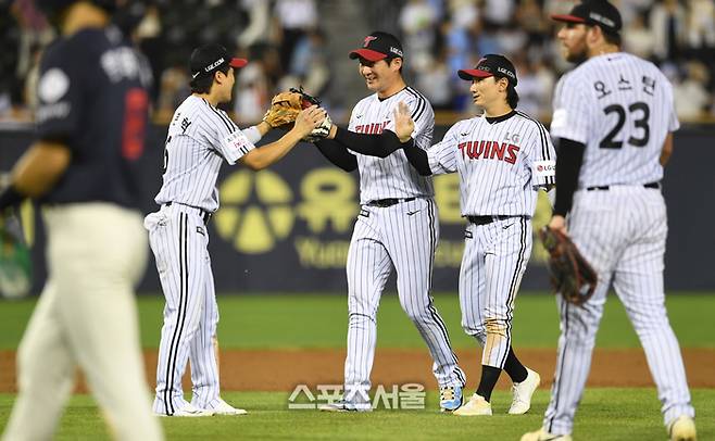 LG 선수들이 2일 잠실구장에서 열린 2025 KBO리그 롯데와 경기에서 3-2로 승리한 뒤 하이파이브를 나누고 있다. 잠실 | 박진업 기자 upandup@sportsseoul.com