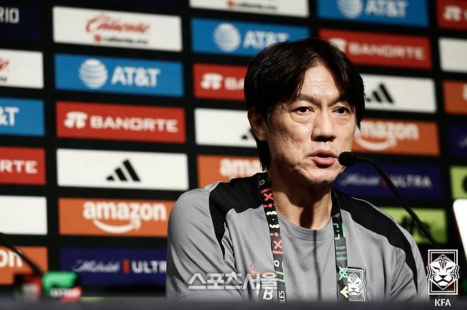 기자회견하는 홍명보 감독. 사진 | 대한축구협회