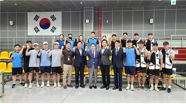 대한사격연맹 회장단이 국군체육부대 사격선수단을 방문해 격려했다. 지원금 1000만원도 전달했다. 사진 | 대한사격연맹
