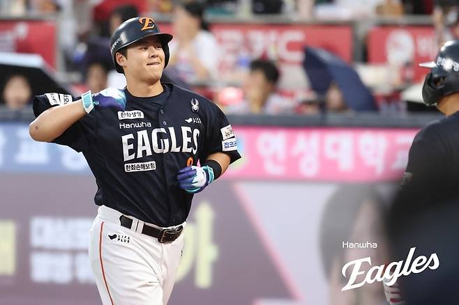 노시환이 홈런을 친 뒤 더그아웃에 들어오며 웃어 보이고 있다. 사진 | 한화 이글스