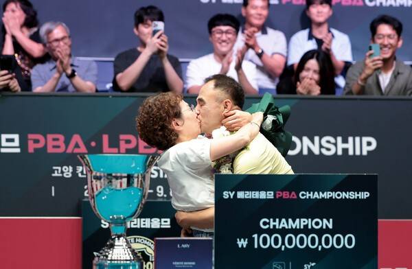 8일 경기도 고양시 고양 킨텍스 PBA 스타디움'에서 열린 2025-26시즌 4차투어 'SY 베리테옴므 PBA-LPBA 챔피언십' 우승을 차지한 이승진이 기뻐하고 있다. /사진=PBA