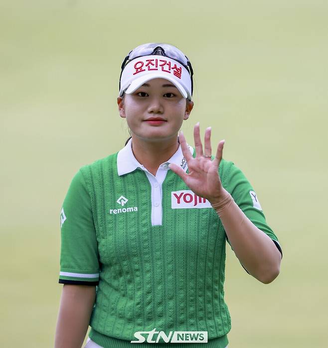 6일 경기 이천시 블랙스톤 이천(파72)에서 열린 한국여자프로골프(KLPGA) 투어 KB금융 스타챔피언십에서 노승희(요진건설산업)가 카메라를 향해 포즈를 취하고 있다. /사진=손진현 기자