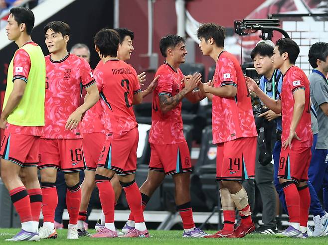 축하 받는 옌스 카스트로프

    (해리슨[미국 뉴저지주]=연합뉴스) 윤동진 기자 = 한국 축구 대표 옌스 카스트로프가 6일(현지시간) 미국 뉴저지주 해리슨 스포츠일러스트레이티드 스타디움에서 열린 한국 대 미국 친선경기가 끝난 후 동료들에게 축하를 받고 있다. 2025.9.7