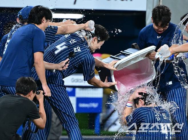 강민호에 물을 뿌리는 육선엽을 노린 이호성과 배찬승
