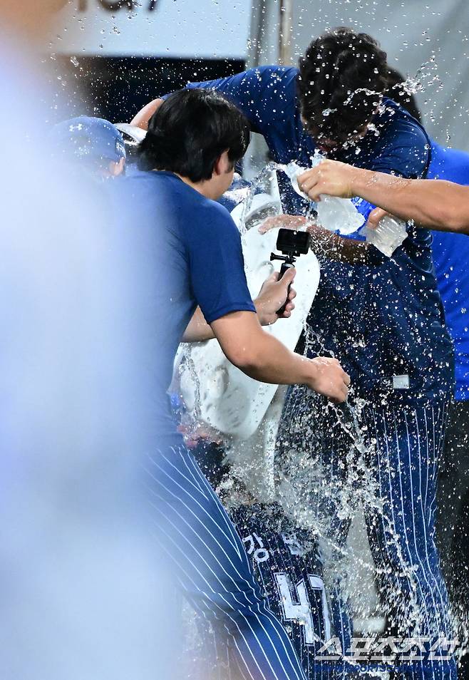 육선엽이 놓친 아이스박스에 머리를 맞는 강민호