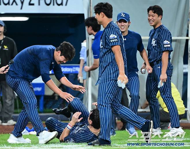 형 괜찮아요? 육선엽이 놓친 아이스박스에 머리를 맞은 강민호