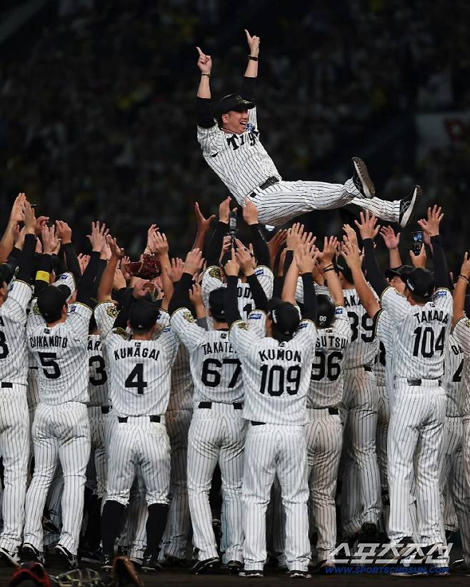 한신은 5월 17일 1위로 치고 나가 한 번도 선두를 놓치지 않았다.  사진캡처=한신 타이거즈 SNS