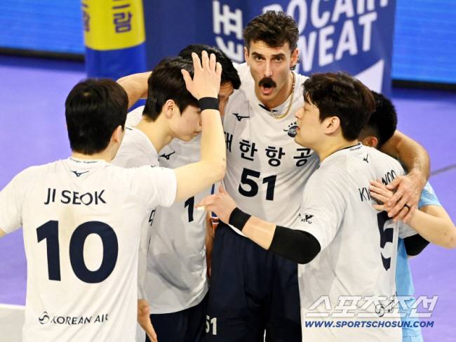 5일 인천계양체육관에서 열린 V리그 남자부 대한항공과 현대캐피탈의 챔피언결정전 3차전, 대한항공 러셀이 공격을 성공한 후 환호하고 있다. 인천=허상욱 기자 wook@sportschosun.com/2025.04.05/