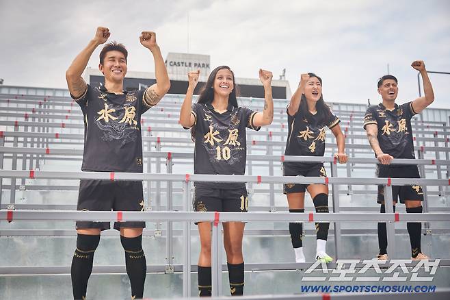 수원FC,수원FC위민의 베테랑 에이스, 브라질 에이스들의 스페셜 유니폼 홍보. 왼쪽부터 이용, 밀레니냐, 조소현, 윌리안 사진제공=수원FC