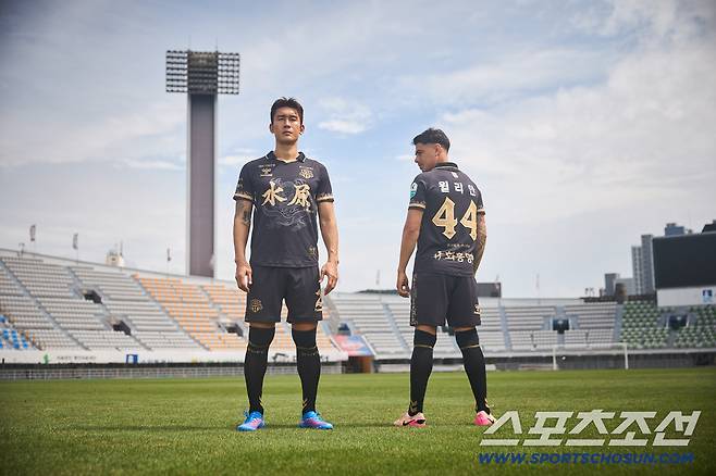 수원FC 캡틴 이용과 폭풍이적생 윌리안. 사진제공=수원FC