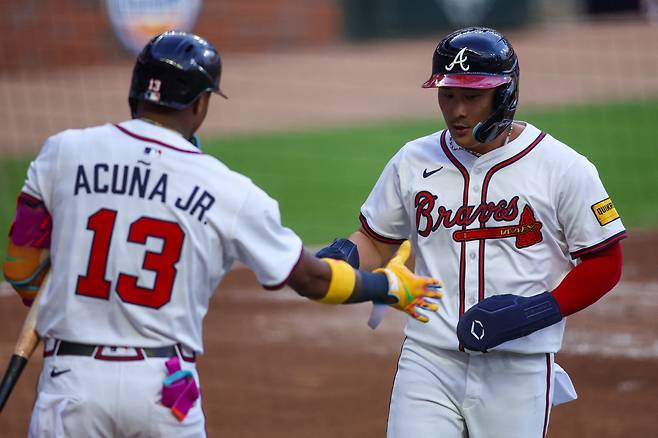애틀랜타 브레이브스 김하성이 9일(한국시각) 트루이스트파크에서 열린 시카고 컵스전에서 1회말 중전안타를 치고 나간 뒤 드레이크 볼드윈의 우중간 2루터 때 홈을 밟고 로날드 아쿠냐 주니어의 환영을 받고 있다. Imagn Images연합뉴스