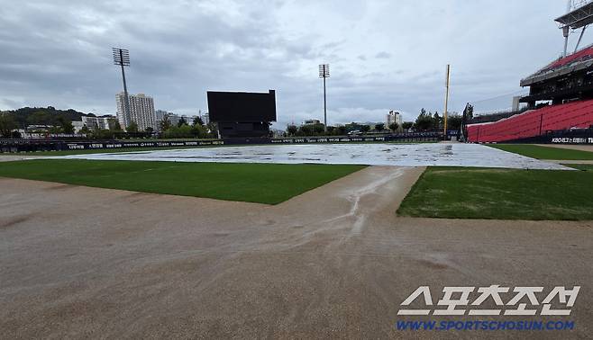9일 광주 기아챔피언스필드에서 열리는 KIA와 삼성의 경기. 하루종일 빗방울이 떨어지는 날씨로 인해 대형방수포가 덮인 광주 챔필. 광주=송정헌 기자songs@sportschosun.com/2025.09.09/