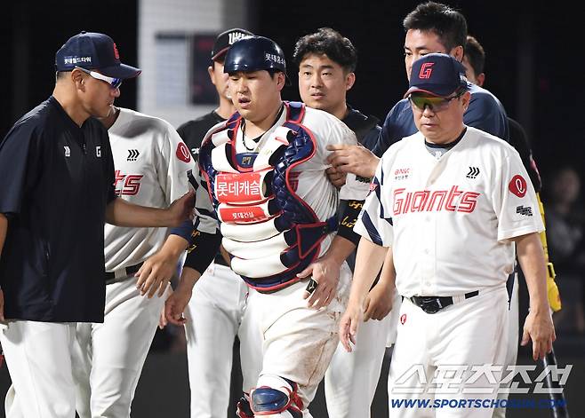 28일 부산 사직구장에서 열린 KT-롯데전. 5회초 2사 안현민 타석. 유강남 포수가 파울타구에 맞아 쓰러지자 김태형 감독이 나와 직접 교체시키고 있다. 부산=정재근 기자 cjg@sportschosun.com/2025.8.28/