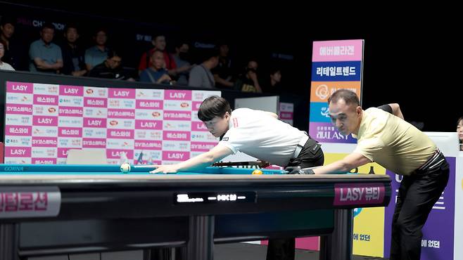 2025~2026시즌 PBA 4차투어 결승전에서 최성원과 이승진(왼쪽부터)이 선공을 가리기 위해 뱅킹을 하고 있다. 사진제공=PBA