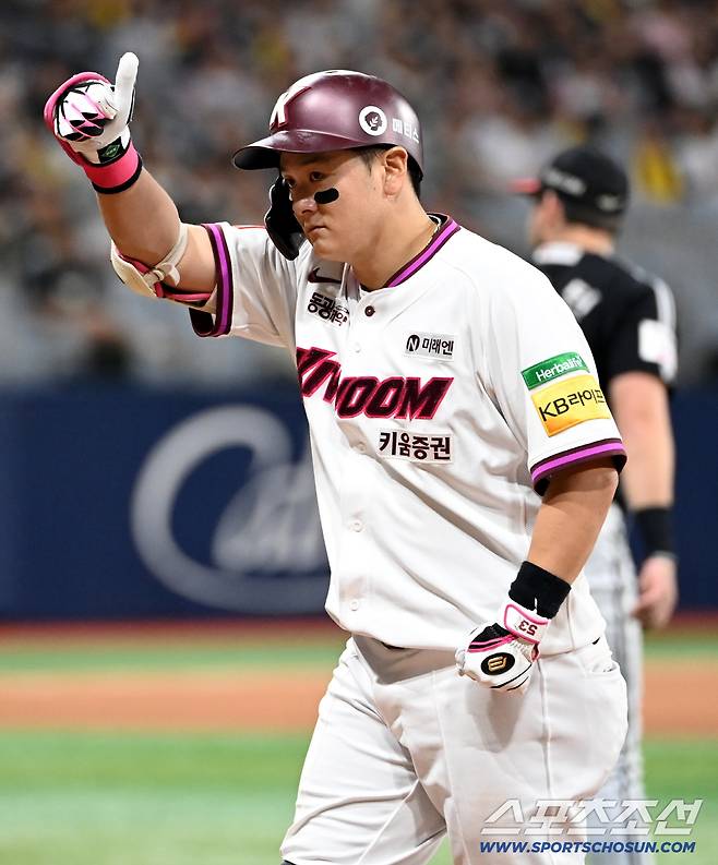 9일 고척스카이돔에서 열린 LG와 키움의 경기, 6회말 무사 만루 키움 최주환이 2타점 적시타를 치고 기뻐하고 있다. 고척=허상욱 기자wook@sportschosun.com/2025.09.09/