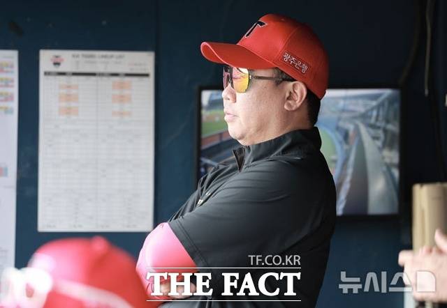 KIA의 성적 하락에 이범호 감독의 책임도 크다. 선수들 부상과 멘탈 관리도 감독의 역할이다. /뉴시스