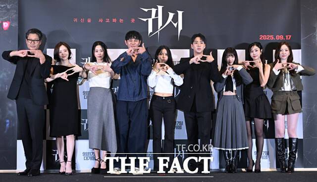 배우 유재명과 문채원, 서영희, 원현준, 솔라, 차선우, 수민, 서지수, 손주연(왼쪽부터)이 9일 서울 용산구 CGV 용산아이파크몰에서 열린 영화 '귀시' 언론시사회 및 기자간담회에 참석해 포즈를 취하고 있다. /이새롬 기자