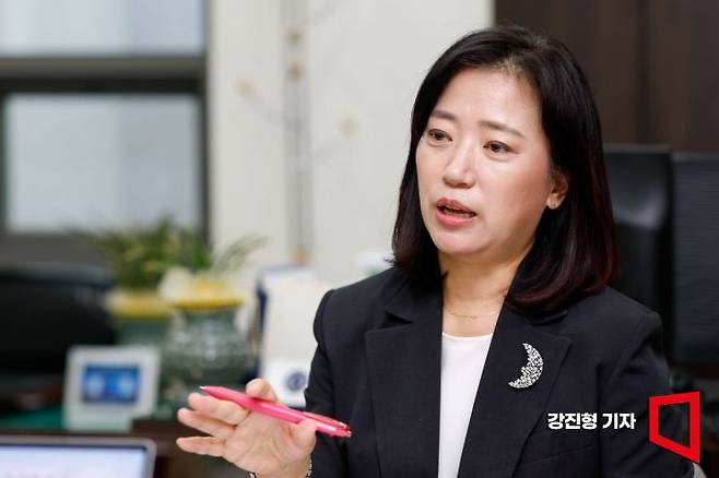 안수현 한국외대 법학전문대학원장이 13일 서울 동대문구 한국외대 법학관에서 인터뷰 하고 있다. 강진형 기자