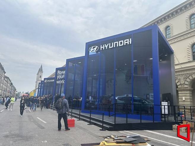 9일(현지시간) 독일 뮌헨 시내에 설치된 합동 전시장인 오픈스페이스 내 현대자동차 전시장. 오현길 기자