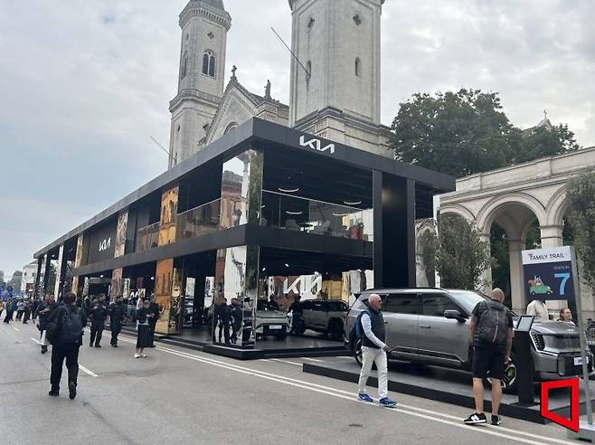 9일(현지시간) 독일 뮌헨 시내에 설치된 합동 전시장인 오픈스페이스 내 기아 전시장. 오현길 기자