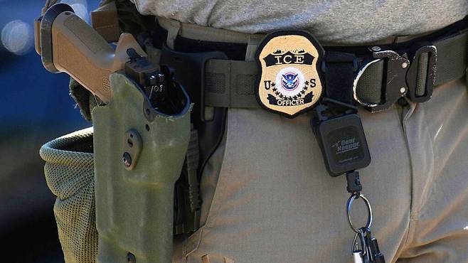 지난 4일 미국 이민세관단속국의 불시 단속 대상이 된 현대차·LG에너지솔루션의 합작 배터리 공장에서 한국인 300여명이 구금되는 초유의 사태가 발생했다