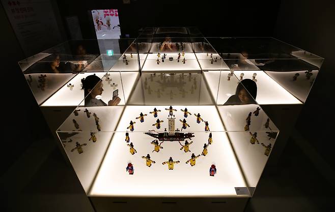 지난 3일 부산시 부산진구 국립부산국악원에서 열리고 있는 제8회 영남춤축제 연계 전시 '춤추는 레고'에서 관람객들이 레고 블록으로 재해석한 한국의 전통춤을 감상하고 있다./김동환 기자
