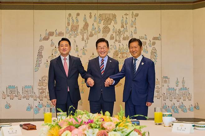 이재명 대통령이 8일 서울 용산 대통령실 청사에서 열린 여야 지도부 오찬 회동에서 정청래 더불어민주당 대표, 장동혁 국민의힘 대표와 기념촬영을 하고 있다./대통령실