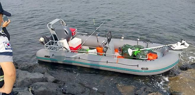 지난 8일 제주시 한경면 해안가에서 발견된 고무보트./뉴스1