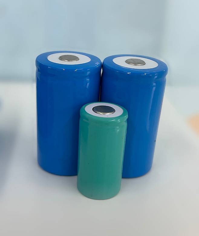 홍콩과학기술대 연구진이 극한의 온도와 초고속 충전 환경에서도 성능을 유지하는 고체 전해질을 개발했다. 사진은 연구진이 만든 배터리 모델./Chunyi Zhi