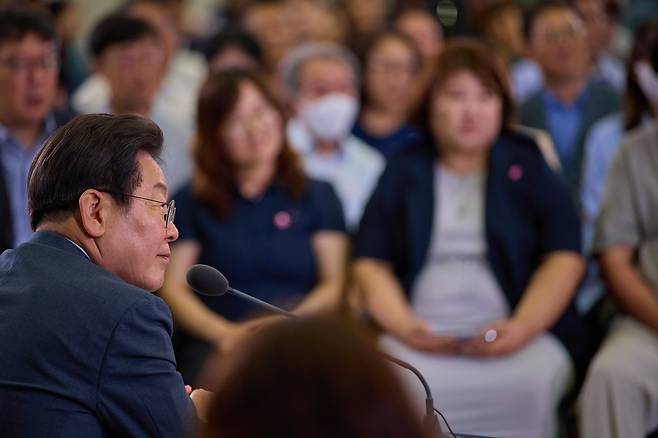 이재명 대통령이 지난 4일 대전 유성구 대전컨벤션센터에서 열린 ‘충청에서 듣다, 충청 타운홀 미팅’에서 참석자의 질문을 경청하고 있다. /이재명 대통령 SNS