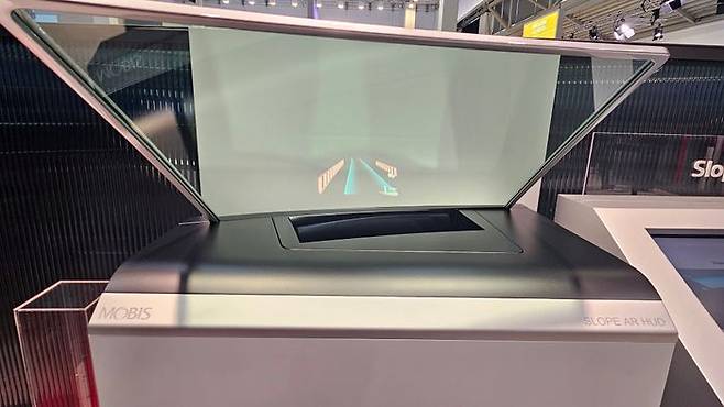 8일(현지시간) 독일 뮌헨 메쎄홀에서 열린 IAA(뮌헨 모빌리티쇼) 2025에 마련한 현대모비스 프라이빗 부스 내 전시된 '슬로프 AR HUD' ⓒ데일리안 편은지 기자