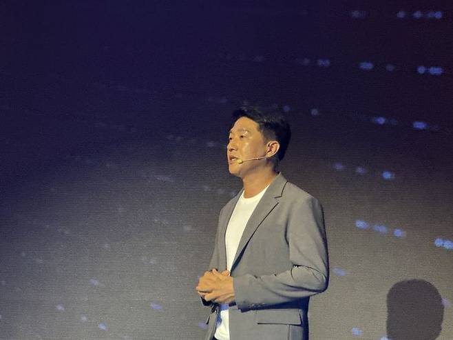 오경석 두나무 대표가 9일 서울 그랜드 인터컨티넨탈 파르나스에서 열린 'UDC 2025'의 오프닝 스테이지 무대에 올라 두나무의 비전과 전략을 발표하고 있다. ⓒ데일리안 황지현 기자