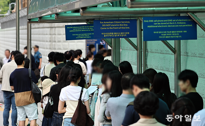 8일 오전 서울 종로구 주한 미국대사관 앞에 미국 비자를 발급받으려는 사람들이 줄을 서 있다. 도널드 트럼프 행정부 출범 이후 미국 정부가 비자 문턱을 높이면서 업무나 학업 목적으로 미국을 방문하려다 비자 발급에 어려움을 겪는 사례가 크게 늘고 있다. 양회성 기자 yohan@donga.com