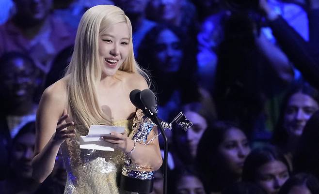 7일(현지 시간) 미국 뉴욕 UBS아레나에서 열린 ‘MTV 비디오 뮤직 어워즈(VMA)’에서 ‘올해의 노래’ 부문을 수상한 로제가 기뻐하고 있다. 뉴욕=AP 뉴시스