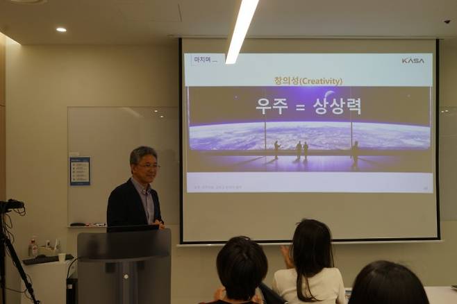 어린이 우주 기자단이 강연을 마친 현성윤 과장에게 질문하고 있다. 동아사이언스 제공