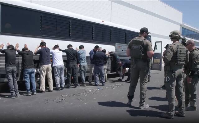 미국 이민 단속 당국이 지난 4일(현지시각) 조지아주 현대차·엘지(LG)에너지솔루션의 합작 배터리 공장 건설 현장에서 벌인 불법체류·고용 단속 현장 영상을 누리집을 통해 공개했다. 미국 이민세관단속국(ICE) 누리집 영상 갈무리. 연합뉴스