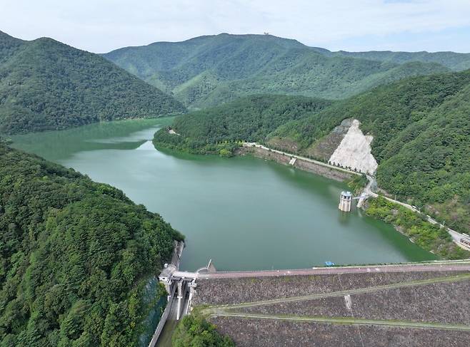 8일 강원 평창군 대관령면 도암댐에 초록빛 물이 차 있다. 강릉 가뭄 사태가 심화함에 따라 정부는 도암댐을 활용한 해갈 방안을 검토 중이다. 연합뉴스
