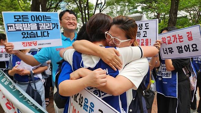 서울장애인부모연대 등 지체·발달장애인 부모 150여 명은 9일 오전 서울 중구 서울시의회 별관 앞에서 ‘성진학교 설립 촉구’ 집회를 열었다. 서울시의회 교육위원회가 성진학교 신설안을 통과시키자 참가자들이 서로를 끌어안고 눈물을 흘리고 있다. 장종우 기자