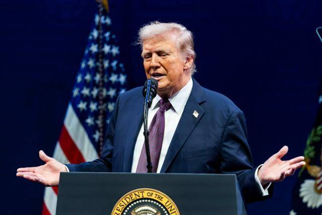 도널드 트럼프 미국 대통령이 8일 워싱턴 성경 박물관에서 연설하고 있다. 워싱턴=EPA 연합뉴스