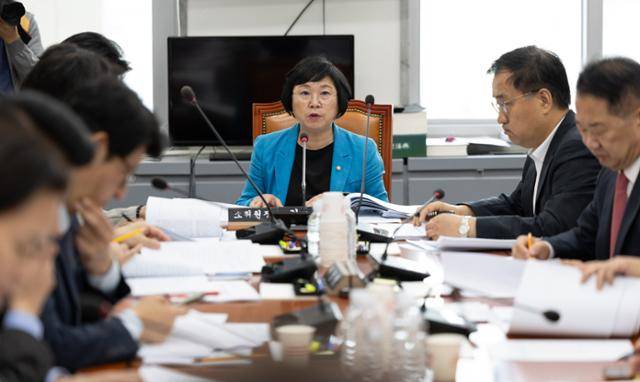 김현 정보통신방송법안심사소위원장이 9일 서울 여의도 국회에서 열린 제429회국회(정기회) 제1차 정보통신방송법안심사소위원회를 주재하고 있다. 뉴스1