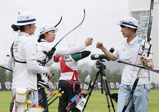 <yonhap photo-4390=""> 기뻐하는 한국 양궁 여자 대표팀 (광주=연합뉴스) 김성민 기자 = 9일 광주 남구 광주국제양궁장에서 열린 2025 세계양궁선수권대회 리커브 여자 단체전 8강에서 한국 선수들이 기뻐하고 있다. 2025.9.9 ksm7976@yna.co.kr/2025-09-09 17:10:37/ <저작권자 ⓒ 1980-2025 ㈜연합뉴스. 무단 전재 재배포 금지, AI 학습 및 활용 금지></yonhap>