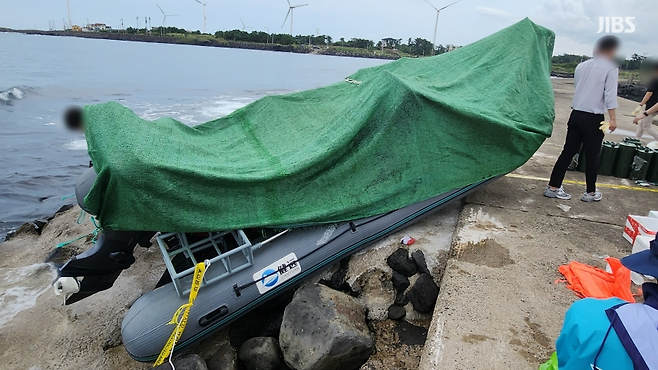 제주시 한경면 용수리 해녀탈의장 인근에서 발견된 고무보트