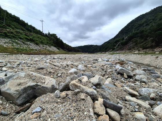 지난 7일 강원 강릉시 주요 상수원인 오봉저수지가 극한 가뭄에 바닥을 드러냈다. [연합뉴스]