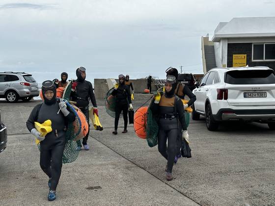 8일 오후 2시 제주시 조천읍 조천포구에서 해경과 해녀, 연예인 김병만 등이 다이빙을 하며 쓰레기를 수거하는 플로빙을 했다. 최충일 기자